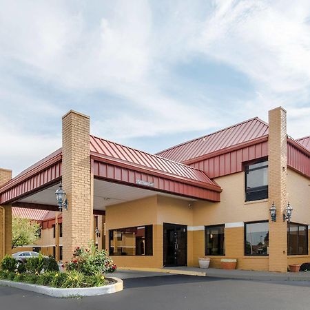 Cardinal Inn & Suites Muncie Exterior photo