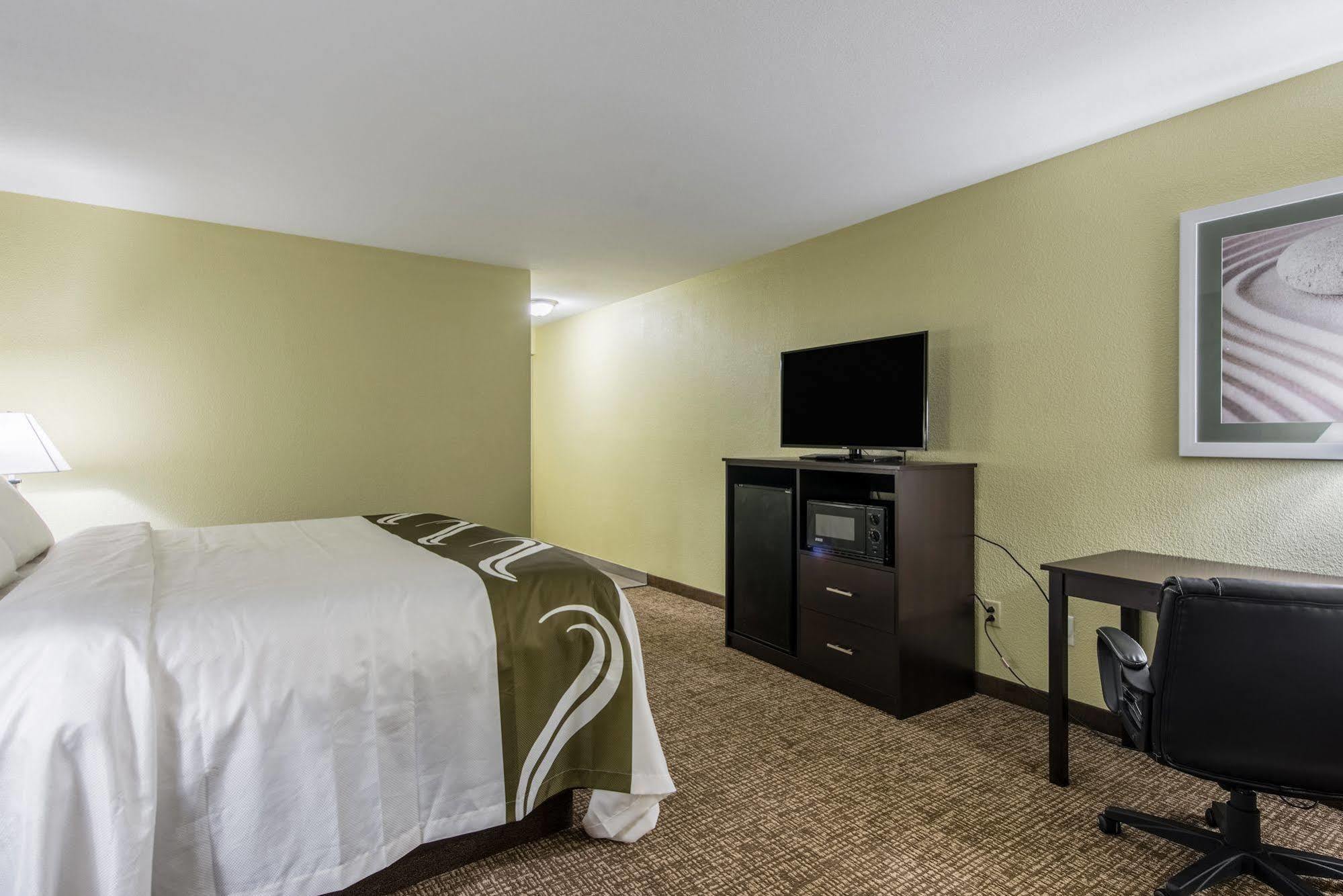 Cardinal Inn & Suites Muncie Exterior photo